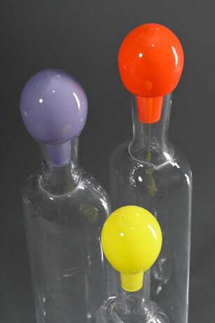 3 Diverse farblose Glas Flaschen mit farbigen Glas Stöpseln in Violett, Orange und Gelb, Hersteller: Boda/Klingmann, Schweden, Boden sign., H. 35,5-45,5cm - Foto 2