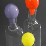 3 Diverse farblose Glas Flaschen mit farbigen Glas Stöpseln in Violett, Orange und Gelb, Hersteller: Boda/Klingmann, Schweden, Boden sign., H. 35,5-45,5cm - Foto 2
