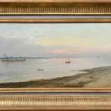 Schnars-Alquist, Hugo (1855-1939) "Abendstimmung Elbe" 1899, Öl/Leinwand, u.r. sign./dat., verso Klebeetikett mit Name und Titel, 30,5x54,5cm (m.R. 49x72,5cm) - photo 2
