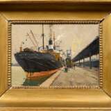 Qvistorff, Victor (1882-1953) „Frachtschiff ‚Marianne‘ an der Mole“ 1930, Öl/Papier auf Holz kaschiert, 15,3x21,3cm (m.R. 24,5x30,5cm) - photo 2