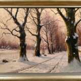 Moras, Walter (1856-1925) "Winterliche Allee", Öl/Leinwand, u.r. sign., 80,5x120,5cm (m.R. 96x135,5cm), kleine Defekte der Maloberfläche - photo 2