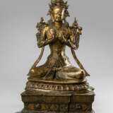 Bronze des Maitreya auf einem Sockel sitzend, in zwei Teilen gearbeitet - photo 1