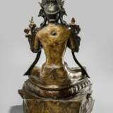 Bronze des Maitreya auf einem Sockel sitzend, in zwei Teilen gearbeitet - фото 2
