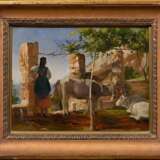 Unbekannter Künstler um 1840 "Italienerin mit Wasserbüffel am Golf von Neapel", Öl/Papier auf Karton kaschiert, verso alte Zuschreibung an Carl Blechen, 25x33cm (m.R. 46,5x44cm), kleine Defekte - photo 2