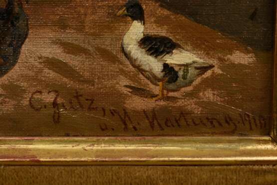 Jutz, Carl I (1838-1916) und Hartung, Heinrich (1851-1919) "Großer Geflügelhof" 1910(?), Öl/Leinwand auf Holz kaschiert, u.r. sign./dat., Prunkrahmen, 16,4x39,3cm (m.R. 37,5x60,5cm), min. Defekte der Maloberflä… - photo 3