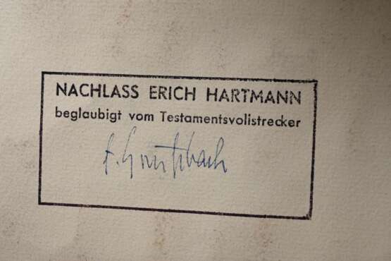 Hartmann, Erich (1886-1974) "In der Haseldorfer Marsch", Aquarell/Kohle, verso Nachlassstempel und bez., freigestellt gerahmt, 42,7x59,7cm (m.R. 62x78,5cm), min. Altersspuren - photo 4