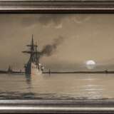 Leitner, Heinrich (1842-1913) „Auslaufendes Kriegsschiff im Mondschein“ 1910, Pastell/Kohle laviert, u.l. sign./dat., 21,5x41,5cm (m.R. 26,5x46,5cm) - Foto 2