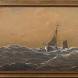 Leitner, Heinrich (1842-1913) „Logger bei bewegter See“ 1904, Aquarell/Bleistift, u.l. sign./dat., verso auf Klebeetiketten bez./betit., 41,x77cm (m.R. 51x86cm), gebräunt, o.r. Riss - photo 2