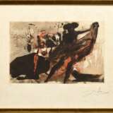 Dali, Salvador (1904-1989) "La Tauromachie Individuelle" 1966, Farbradierung, LIV/C, u. sign./dat., mit Original-Rechnung von Galerie Lochte/ Hamburg, PM 29,2x44cm (m.R. 52,5x68cm), leicht fleckig - Foto 2