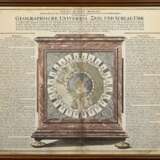 Homann, Johann Baptist (1664-1724) "Geographische Universal-Zeig und Schlag-Uhr", colorierter Kupferstich, PM 49,5x58,5cm (m.R. 55x64cm), Mittelfalz, kleine Defekte - photo 2