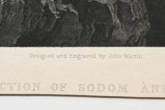 2 Martin, John (1789-1854) "Die Zerstörung von Sodom und Gomorrha" und "7te Plage", Mezzotinto, 1x u. bez., verso je Klebeetikett "Dobiaschofsky", je im Passepartout montiert, 1x auf Papier … - photo 3