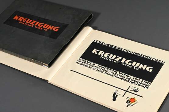Schreyer, Lothar (1886-1966) Buch "Kreuzigung. Spielgang Werk VII" 1920, 78 einseitig gedruckte Holzschnitte, 76 davon handkoloriert, in Pappband in Original-Schuber (alter Wasserschaden) mit aufkaschiertem Tit… - photo 1