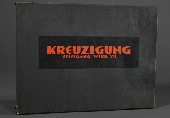 Schreyer, Lothar (1886-1966) Buch "Kreuzigung. Spielgang Werk VII" 1920, 78 einseitig gedruckte Holzschnitte, 76 davon handkoloriert, in Pappband in Original-Schuber (alter Wasserschaden) mit aufkaschiertem Tit… - photo 2