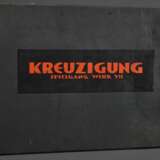 Schreyer, Lothar (1886-1966) Buch "Kreuzigung. Spielgang Werk VII" 1920, 78 einseitig gedruckte Holzschnitte, 76 davon handkoloriert, in Pappband in Original-Schuber (alter Wasserschaden) mit aufkaschiertem Tit… - photo 2