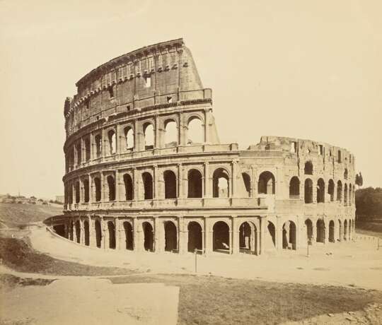 Unbekannter Fotograph des 19.Jh. (Giorgio Sommer?) “Colloseo -ROMA” 1890, Albumin-Fotographie, 17/10, u. num./dat., 19,8x25,5cm (m.R. 45,7x55,2cm), leichte Altersspuren - photo 1