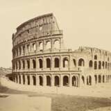 Unbekannter Fotograph des 19.Jh. (Giorgio Sommer?) “Colloseo -ROMA” 1890, Albumin-Fotographie, 17/10, u. num./dat., 19,8x25,5cm (m.R. 45,7x55,2cm), leichte Altersspuren - photo 1