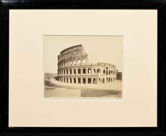 Unbekannter Fotograph des 19.Jh. (Giorgio Sommer?) “Colloseo -ROMA” 1890, Albumin-Fotographie, 17/10, u. num./dat., 19,8x25,5cm (m.R. 45,7x55,2cm), leichte Altersspuren - photo 2