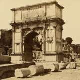 Unbekannter Fotograph des 19.Jh. (Giorgio Sommer?) “ROMA - Via Sacra, Arco di Tito Vespasiano”, 1890, Albumin-Fotographie, 17/10, u. num./dat., 20,7x25,5cm (m.R. 45,7x55,2cm), leichte Altersspuren - photo 1