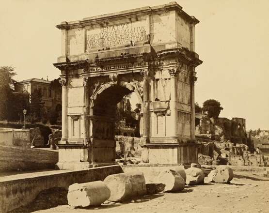 Unbekannter Fotograph des 19.Jh. (Giorgio Sommer?) “ROMA - Via Sacra, Arco di Tito Vespasiano”, 1890, Albumin-Fotographie, 17/10, u. num./dat., 20,7x25,5cm (m.R. 45,7x55,2cm), leichte Altersspuren - photo 1