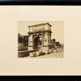 Unbekannter Fotograph des 19.Jh. (Giorgio Sommer?) “ROMA - Via Sacra, Arco di Tito Vespasiano”, 1890, Albumin-Fotographie, 17/10, u. num./dat., 20,7x25,5cm (m.R. 45,7x55,2cm), leichte Altersspuren - photo 2