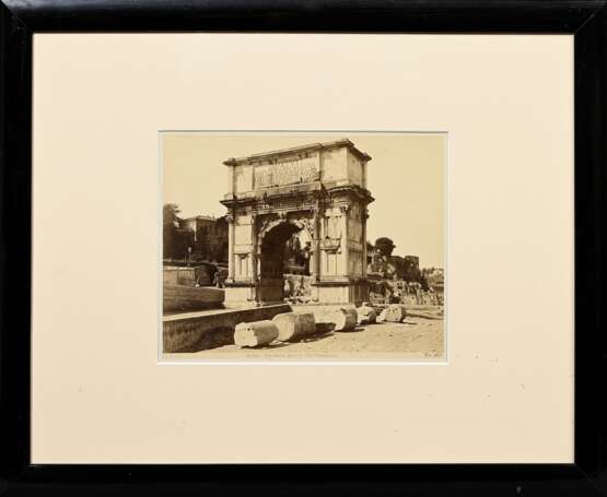 Unbekannter Fotograph des 19.Jh. (Giorgio Sommer?) “ROMA - Via Sacra, Arco di Tito Vespasiano”, 1890, Albumin-Fotographie, 17/10, u. num./dat., 20,7x25,5cm (m.R. 45,7x55,2cm), leichte Altersspuren - photo 2