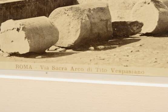 Unbekannter Fotograph des 19.Jh. (Giorgio Sommer?) “ROMA - Via Sacra, Arco di Tito Vespasiano”, 1890, Albumin-Fotographie, 17/10, u. num./dat., 20,7x25,5cm (m.R. 45,7x55,2cm), leichte Altersspuren - photo 4