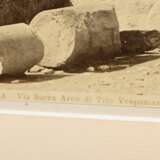 Unbekannter Fotograph des 19.Jh. (Giorgio Sommer?) “ROMA - Via Sacra, Arco di Tito Vespasiano”, 1890, Albumin-Fotographie, 17/10, u. num./dat., 20,7x25,5cm (m.R. 45,7x55,2cm), leichte Altersspuren - photo 4