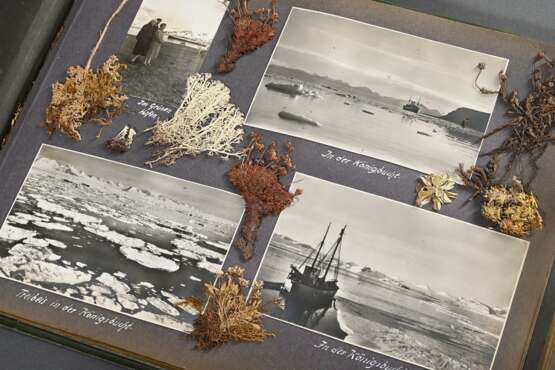 Reise-Fotoalbum "Spitzbergen Reise auf der MS Monte Olivia, 1928" mit ca. 130 s/w Fotografien (versch. Größen), dazu Land-, See- und Ansichtskarten, Menükarten, Werbeprospekte, Taufschein und getrocknete, einge… - фото 7