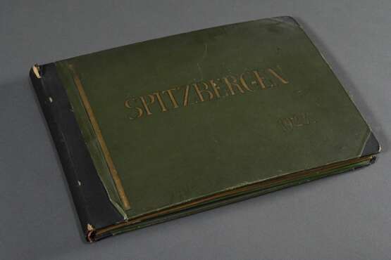 Reise-Fotoalbum "Spitzbergen Reise auf der MS Monte Olivia, 1928" mit ca. 130 s/w Fotografien (versch. Größen), dazu Land-, See- und Ansichtskarten, Menükarten, Werbeprospekte, Taufschein und getrocknete, einge… - фото 8