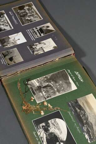 Reise-Fotoalbum "Spitzbergen Reise auf der MS Monte Olivia, 1928" mit ca. 130 s/w Fotografien (versch. Größen), dazu Land-, See- und Ansichtskarten, Menükarten, Werbeprospekte, Taufschein und getrocknete, einge… - фото 2