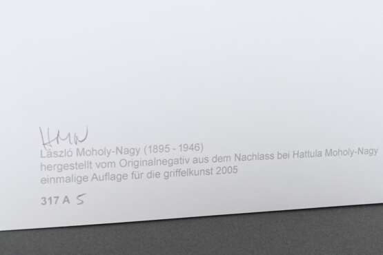 Moholy-Nagy, László (1895-1946) "Spirals" 1945/2005, Fotographie, verso bez., Griffelkunst, PM 18x26,3cm, BM 24x30cm - photo 3