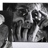 Lebeck, Robert (1929-2014) "Horst Janssen" 1980, Fotographie, verso sign./dat./bez. und Klebeetikett, PM 24,8x36,8cm, BM 30,7x40,4cm, Ränder leicht gewellt, kleiner Defekt, dazu: Fotographie "Horst Janssen… - фото 1