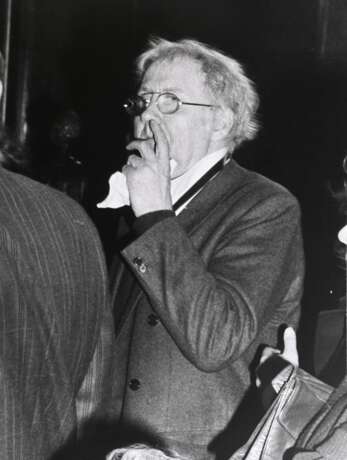 Lebeck, Robert (1929-2014) "Horst Janssen" 1980, Fotographie, verso sign./dat./bez. und Klebeetikett, PM 24,8x36,8cm, BM 30,7x40,4cm, Ränder leicht gewellt, kleiner Defekt, dazu: Fotographie "Horst Janssen… - фото 2