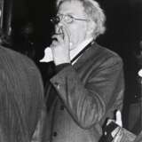 Lebeck, Robert (1929-2014) "Horst Janssen" 1980, Fotographie, verso sign./dat./bez. und Klebeetikett, PM 24,8x36,8cm, BM 30,7x40,4cm, Ränder leicht gewellt, kleiner Defekt, dazu: Fotographie "Horst Janssen… - фото 2