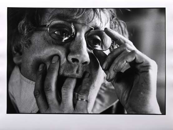 Lebeck, Robert (1929-2014) "Horst Janssen" 1980, Fotographie, verso sign./dat./bez. und Klebeetikett, PM 24,8x36,8cm, BM 30,7x40,4cm, Ränder leicht gewellt, kleiner Defekt, dazu: Fotographie "Horst Janssen… - фото 3