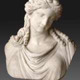 Überlebensgroße Marmor Büste „Eirene“ nach „Friedensgöttin Eirene mit dem Plutosknaben“, 2. Hälfte 19.Jh., 81x58x45cm, leichte Altersspuren, Provenienz: Ludwig Lippert (1835-1918), danach Familienbesitz - photo 1