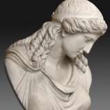 Überlebensgroße Marmor Büste „Eirene“ nach „Friedensgöttin Eirene mit dem Plutosknaben“, 2. Hälfte 19.Jh., 81x58x45cm, leichte Altersspuren, Provenienz: Ludwig Lippert (1835-1918), danach Familienbesitz - photo 2