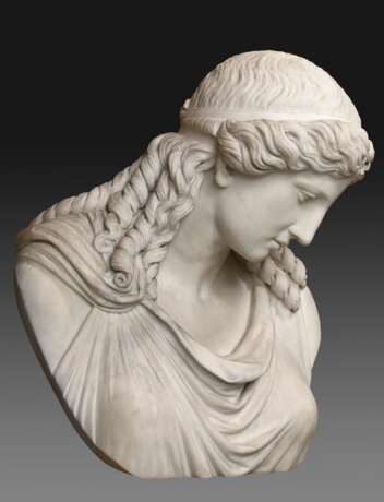 Überlebensgroße Marmor Büste „Eirene“ nach „Friedensgöttin Eirene mit dem Plutosknaben“, 2. Hälfte 19.Jh., 81x58x45cm, leichte Altersspuren, Provenienz: Ludwig Lippert (1835-1918), danach Familienbesitz - photo 2