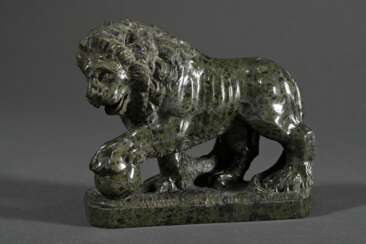 Grand Tour Souvenir &quot;Stehender Löwe mit Kugel unter der Tatze&quot;, Serpentin, Italien um 1900, ca. 13x15x6cm, min. bestoßen
