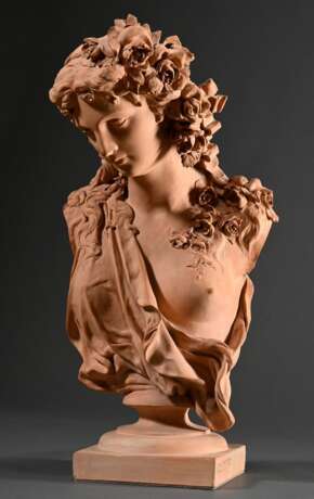 Terracotta Büste „Allegorie der Flora“ auf eckigem Postament, um 1890, H. 60cm, Witterungsspuren - photo 1