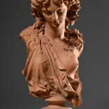 Terracotta Büste „Allegorie der Flora“ auf eckigem Postament, um 1890, H. 60cm, Witterungsspuren - photo 2