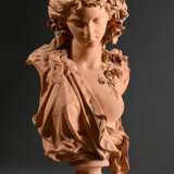 Terracotta Büste „Allegorie der Flora“ auf eckigem Postament, um 1890, H. 60cm, Witterungsspuren - photo 4