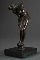 Klimsch, Fritz (1870-1960) &quot;Stehender weiblicher Akt&quot;, Bronze patiniert, auf schwarzem Marmorsockel zum Stecken (Petschaft), u. monogr., Gießerstempel &quot;H. Noack/ Berlin&quot;, H. 18,5cm, kleiner Kratzer