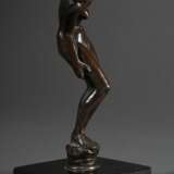 Klimsch, Fritz (1870-1960) "Stehender weiblicher Akt", Bronze patiniert, auf schwarzem Marmorsockel zum Stecken (Petschaft), u. monogr., Gießerstempel "H. Noack/ Berlin", H. 18,5cm, kleiner Kratzer - photo 3