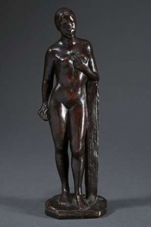 Fueter, Max (1898-1983) "Stehender Akt an Stele", Bronze patiniert, a.d. Plinthe monogr., H. 22cm, leichte Altersspuren - Foto 1
