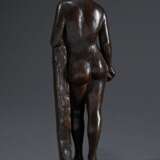 Fueter, Max (1898-1983) "Stehender Akt an Stele", Bronze patiniert, a.d. Plinthe monogr., H. 22cm, leichte Altersspuren - Foto 2