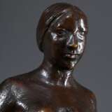 Fueter, Max (1898-1983) "Stehender Akt an Stele", Bronze patiniert, a.d. Plinthe monogr., H. 22cm, leichte Altersspuren - Foto 4