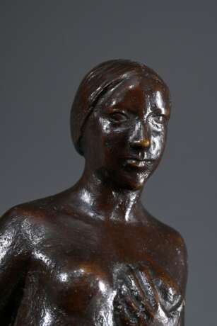 Fueter, Max (1898-1983) "Stehender Akt an Stele", Bronze patiniert, a.d. Plinthe monogr., H. 22cm, leichte Altersspuren - Foto 4