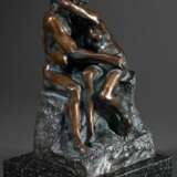 Rodin, Auguste (1840-1917) "Der Kuss", Bronze patiniert, 42/499, Nachguss Royal Art Galerie, H. 26,6cm (m. Sockel) - photo 3