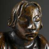 Barlach, Ernst (1870-1938) "Lesender Klosterschüler" 1930, Bronze patiniert, 2/12, verso sign./num. und Gießerstempel "H. Noack Berlin", Ausführung später, H. 48cm, leicht berieben und Kratzer - photo 2